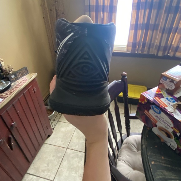Size 9 kybrids athletic / basketball shoes - Picture 5 of 5